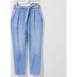 Jeansy carrot fit z wiskozą -. Jeansy damskie Mohito. W wyprzedaży za 99,99 zł.