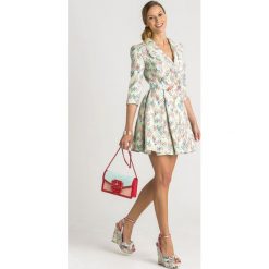SUKIENKA Elisabetta Franchi. Zielone sukienki damskie Elisabetta Franchi, na imprezę, z aplikacjami, z bawełny, z włoskim kołnierzykiem, bez rękawów, mini, dopasowane. Za 1609,30 zł.