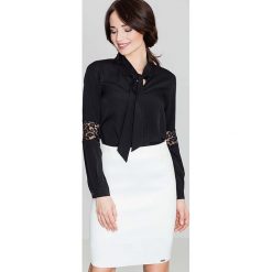Czarna Elegancka Bluzka z Wiązaną Kokardą pod Szyją. Czarne podkoszulki damskie marki Molly.pl, s, w koronkowe wzory, z materiału, eleganckie, z dekoltem w serek, bez rękawów. Za 108,90 zł.