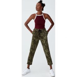 Krótki top z lampasami. Czerwone topy damskie marki Pull&Bear. Za 29,90 zł.