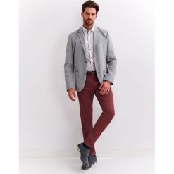 Koszula wzorzysta o dopasowanym kroju. Białe koszule męskie na zimę, m, eleganckie. W wyprzedaży za 59,99 zł.