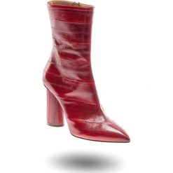 BORDOWE BOTKI EMPORIO ARMANI. Czerwone botki damskie ze skóry, ze szpiczastym noskiem, na zamek. Za 1469,50 zł.