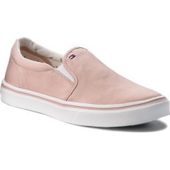 Tenisówki TOMMY HILFIGER - Metallic Light Weight Slip On FW0FW03029 Dusty Rose 502. Różowe półbuty damskie TOMMY HILFIGER, bez wzorów, z gumy, bez zapięcia. W wyprzedaży za 209,00 zł.