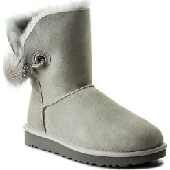 Buty UGG - W Irina 1017502 W/Gry. Szare kozaki damskie marki Ugg, ze skóry, bez obcasa, bez zapięcia. W wyprzedaży za 649,00 zł.