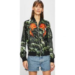 Guess Jeans - Kurtka bomber. Zielone kurtki damskie Guess Jeans, s, z aplikacjami, z elastanu, krótkie, bez kaptura. W wyprzedaży za 539,90 zł.