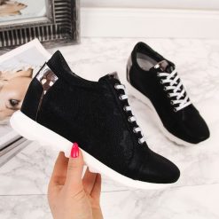 Sneakersy damskie na koturnie czarne Jezzi - czarny. Czarne półbuty damskie Jezzi, bez wzorów, bez obcasa, na koturnie, bez zapięcia. Za 139,99 zł.