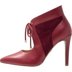 Tamaris Heart & Sole Botki na obcasie burgundy. Czerwone botki damskie na obcasie marki Tamaris Heart & Sole, z materiału. Za 349,00 zł.