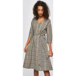 Medicine - Sukienka Sensual Preppy. Szare sukienki damskie marki MEDICINE, na co dzień, s, bez wzorów, z poliesteru, casualowe, bez kołnierzyka, bez rękawów, mini, rozkloszowane. Za 159,90 zł.