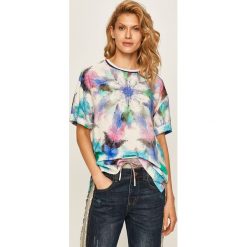 Desigual - T-shirt. Zielone bluzki damskie Desigual, s, bez wzorów, z wiskozy, casualowe, z okrągłym kołnierzem, z krótkim rękawem. Za 349,90 zł.