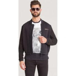 BLUZA Emporio Armani. Czarne bluzy męskie Emporio Armani, s, z aplikacjami, z materiału, bez kołnierzyka, bez rękawów, bez kaptura. Za 720,30 zł.