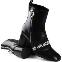 Botki Love Moschino. Czarne botki damskie bez obcasa, na słupku, bez zapięcia. Za 699,00 zł.