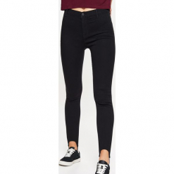 Jeansy HIGH WAIST - Czarny. Czarne spodnie z wysokim stanem Cropp, z jeansu. W wyprzedaży za 39,99 zł.