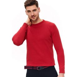 Sweter gładki. Czerwone swetry męskie na lato, m, z dzianiny, z okrągłym kołnierzem. W wyprzedaży za 39,99 zł.