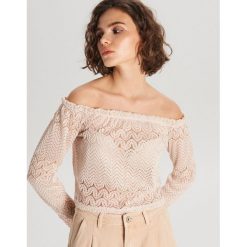 Bluzka cold shoulder - Kremowy. Białe bluzki damskie Cropp, s, bez wzorów, bez kołnierzyka, bez rękawów. Za 69,99 zł.
