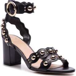 Sandały Guess Nikey FL6NKY ELE03. Czarne klapki damskie Guess, z aplikacjami, bez obcasa. W wyprzedaży za 399,00 zł.