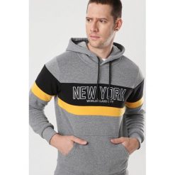 Szara Bluza Kairena. Szare bluzy męskie Born2be, xl, bez wzorów, bez kołnierzyka, bez rękawów, bez kaptura. Za 79,99 zł.