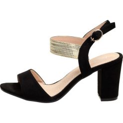 Czarne sandały damskie, buty FILIPPO DS817. Czarne sandały damskie FILIPPO, bez wzorów, na wysokim obcasie, na obcasie, bez zapięcia. W wyprzedaży za 99,00 zł.