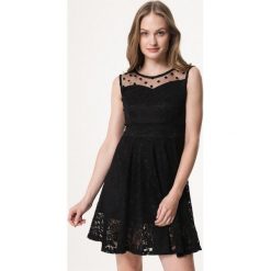 Czarna Sukienka Inhibit. Czarne sukienki damskie Born2be, na spotkanie biznesowe, s, bez wzorów, z koronki, z dekoltem na plecach, bez rękawów, mini. Za 59,99 zł.