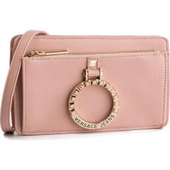 Torebka VERSACE JEANS - E1VTBBA3 70880400. Różowe listonoszki damskie Versace Jeans, bez wzorów, z jeansu, bez dodatków. W wyprzedaży za 319,00 zł.