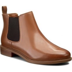Sztyblety CLARKS - Taylor Shine 261186314 Tan Leather. Brązowe botki damskie na obcasie Clarks, ze skóry, klasyczne. W wyprzedaży za 259,00 zł.