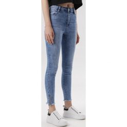 Niebieskie Jeansy High Waist Arrienna. Niebieskie jeansy damskie Born2be, s, z podwyższonym stanem. W wyprzedaży za 89,99 zł.