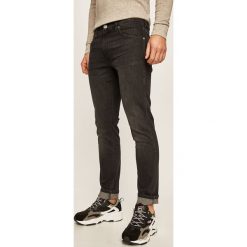 Wrangler - Jeansy Larston. Szare jeansy męskie Wrangler. W wyprzedaży za 259,90 zł.