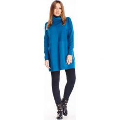 Oversize'owy sweter z golfem niebieski. Niebieskie swetry damskie z poliesteru. Za 140,06 zł.