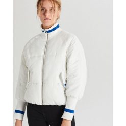 Pikowana kurtka bomber - Biały. Białe kurtki damskie Cropp, s, bez wzorów, bez kaptura. W wyprzedaży za 89,99 zł.