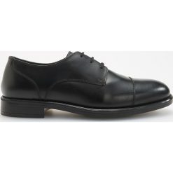 Skórzane buty derby - Czarny. Czarne półbuty męskie Reserved, bez wzorów, bez zapięcia. Za 199,99 zł.