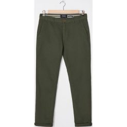 Spodnie chino slim - Khaki. Brązowe spodnie męskie House, s, bez wzorów. W wyprzedaży za 49,99 zł.