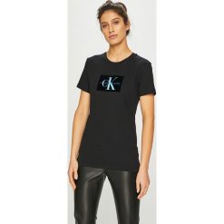 Calvin Klein Jeans - Top Monogram. Czarne topy damskie marki Calvin Klein Jeans, l, z aplikacjami, z bawełny, z okrągłym kołnierzem. Za 229,90 zł.