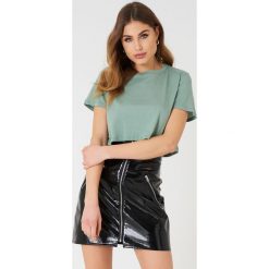 NA-KD Basic Krótki T-shirt oversize - Green. Zielone t-shirty damskie marki NA-KD Basic, bez wzorów, z bawełny, klasyczne, bez kołnierzyka. W wyprzedaży za 20,47 zł.
