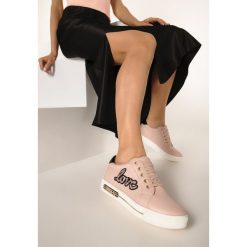 Różowe Buty Sportowe In Love. Różowe buty sportowe damskie Born2be, bez wzorów, sportowe. W wyprzedaży za 34,99 zł.