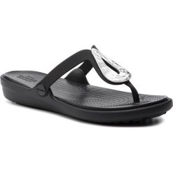 Japonki CROCS - Sanrah Liquid Metallic Flip W 205582 Silver/Black. Czarne klapki damskie Crocs, bez wzorów, z tworzywa sztucznego, bez obcasa. W wyprzedaży za 149,00 zł.