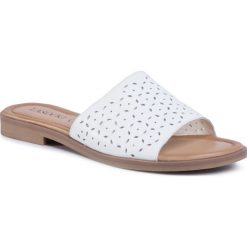 Klapki LASOCKI - WI23-FOXI-09 White. Białe klapki damskie Lasocki, bez wzorów, ze skóry, bez obcasa, na obcasie. Za 89,99 zł.