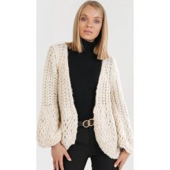 Kremowy Kardigan Krynlienne. Brązowe swetry damskie Born2be, s, bez wzorów, bez rękawów, bez kaptura. Za 219,99 zł.