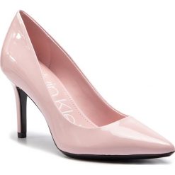 Szpilki CALVIN KLEIN - Gazelle E4427 Pastel Pink. Różowe półbuty damskie marki Calvin Klein, bez wzorów, ze skóry ekologicznej, eleganckie, bez obcasa, na obcasie, bez zapięcia. Za 629,00 zł.