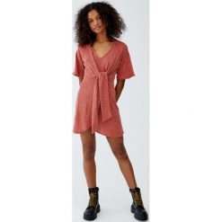 Sukienka z muślinu z węzłem. Szare sukienki damskie Pull&Bear, bez wzorów, bez kołnierzyka, bez rękawów. Za 89,90 zł.