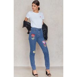 Glamorous Jeansy z naszywkami w kształcie serca - Blue. Niebieskie jeansy damskie marki Glamorous, z aplikacjami, z bawełny. W wyprzedaży za 66,29 zł.