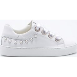 Bullboxer - Buty. Białe buty sportowe damskie Bullboxer, bez wzorów, ze skóry, sportowe. W wyprzedaży za 139,90 zł.