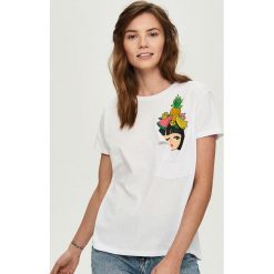 T-shirt z aplikacją - Biały. Białe t-shirty damskie Sinsay, l, z aplikacjami. Za 39,99 zł.