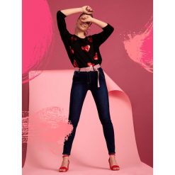 Bluza nierozpinana damska z aplikacją. Czarne bluzy damskie Top Secret, na lato, z aplikacjami, z dzianiny, bez rękawów, bez kaptura. Za 89,99 zł.