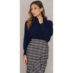 Golfy damskie: NA-KD Sweter z dzianiny z wywijanym golfem – Navy