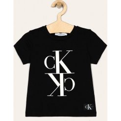 Calvin Klein Jeans - T-shirt dziecięcy 104-176 cm. Czarne bluzki dziewczęce Calvin Klein Jeans, z nadrukiem, z elastanu, z okrągłym kołnierzem, z krótkim rękawem, krótkie, bez kaptura. W wyprzedaży za 119,90 zł.
