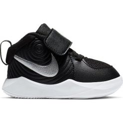 Buty Nike Team Hustle D 9 (TD) (AQ4226-001). Szare buty chłopięce sportowe Nike, ze skóry, bez zapięcia. Za 169,99 zł.