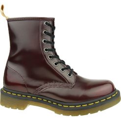 Dr. Martens 1460 Vegan 24226600 glany damskie bordowe 42. Czerwone glany damskie Dr. Martens, z gumy, klasyczne, na wysokim obcasie, na sznurówki. W wyprzedaży za 699,99 zł.