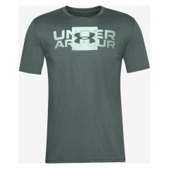 Under Armour Box Logo Wordmark Koszulka Zielony. Zielone podkoszulki męskie Under Armour, xl, z nadrukiem, z bawełny, z krótkim rękawem. Za 119,95 zł.