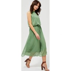 Elegancka sukienka w stylu boho. Zielone sukienki damskie Moodo, l, z haftami, z poliesteru, eleganckie, z okrągłym kołnierzem, bez rękawów. Za 139,99 zł.
