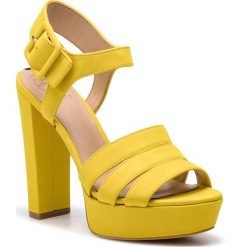 Sandały GUESS - Lylah FL6LYL SUE03 YELLO. Żółte klapki damskie Guess, z aplikacjami, ze skóry ekologicznej, bez obcasa, na obcasie. W wyprzedaży za 619,00 zł.