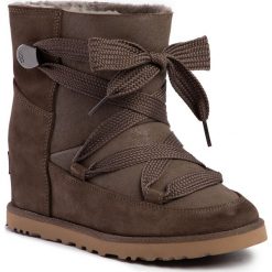 Buty UGG - W Classic Femme Lace-Up 1104612 Sla. Zielone kozaki damskie Ugg, ze skóry. W wyprzedaży za 699,00 zł.